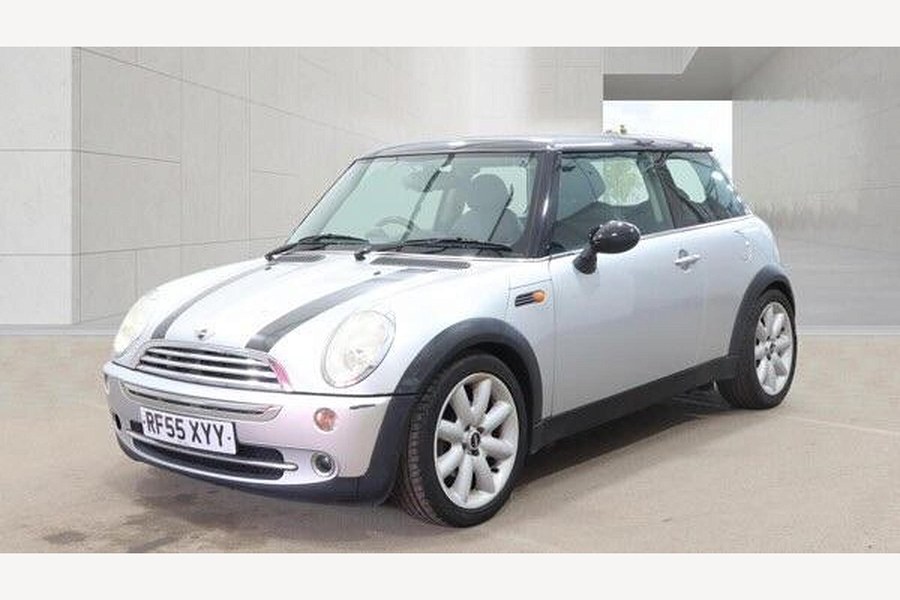2005 MINI Hatch photo 2