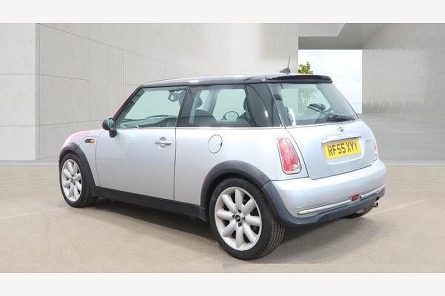 2005 MINI Hatch photo 3