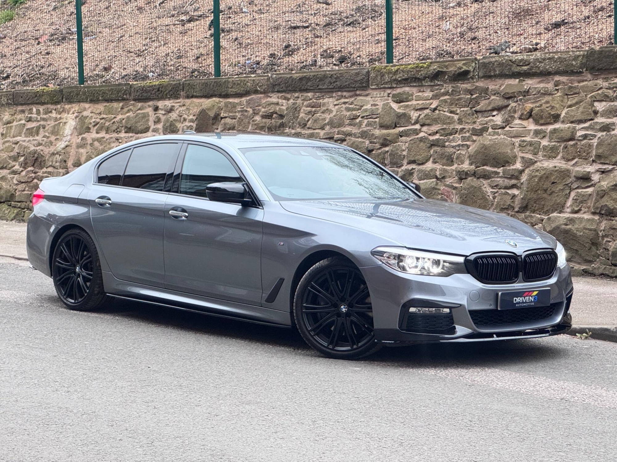 BMW 5 Series photo 2