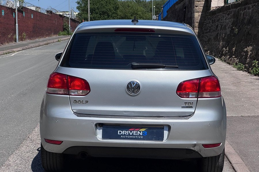 2010 Volkswagen Golf photo 9