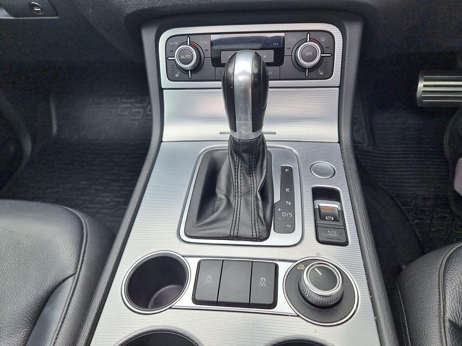 2016 Volkswagen Touareg photo 12