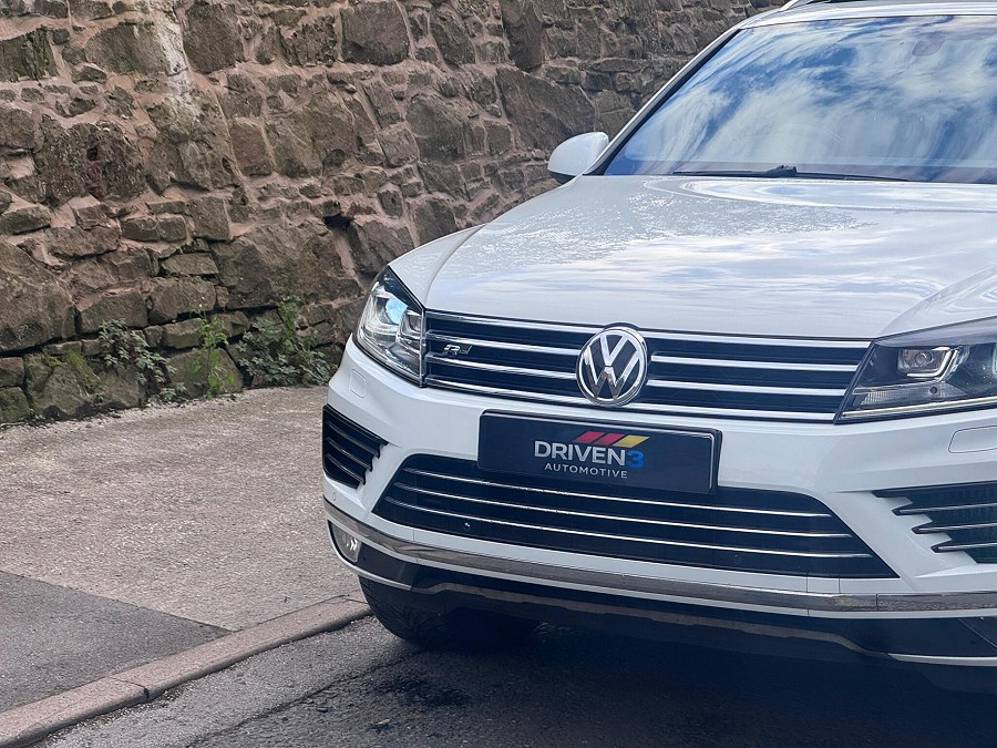 2017 Volkswagen Touareg photo 3
