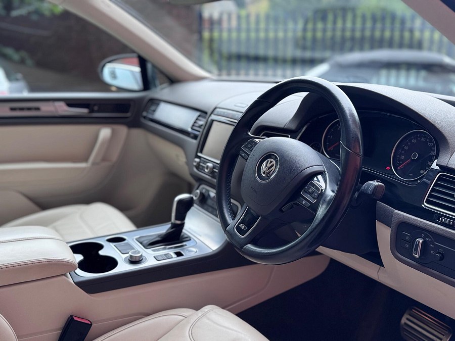 2016 Volkswagen Touareg photo 11