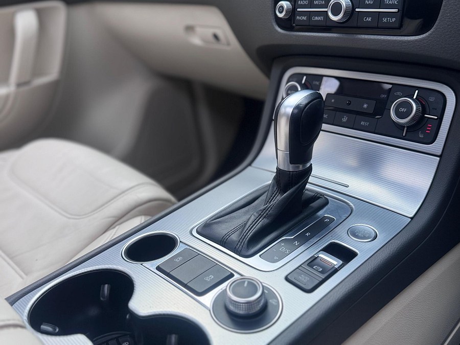2016 Volkswagen Touareg photo 13