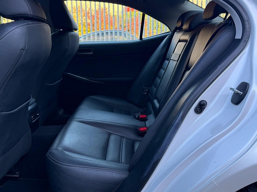 2018 Lexus IS photo 11