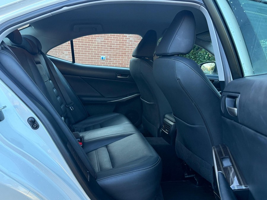 2018 Lexus IS photo 12