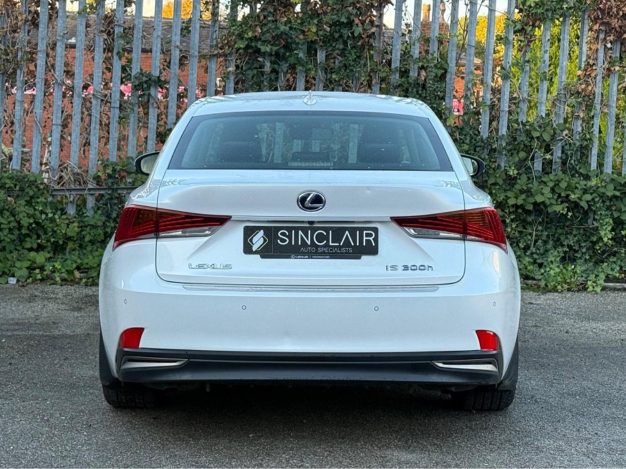 2018 Lexus IS photo 6