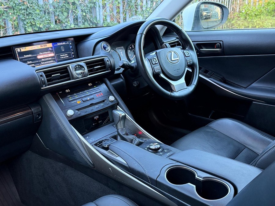 2018 Lexus IS photo 9