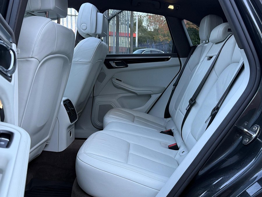 2016 Porsche Macan photo 14