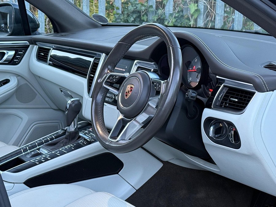 2016 Porsche Macan photo 11
