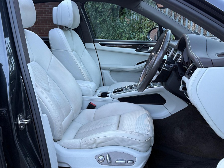 2016 Porsche Macan photo 12