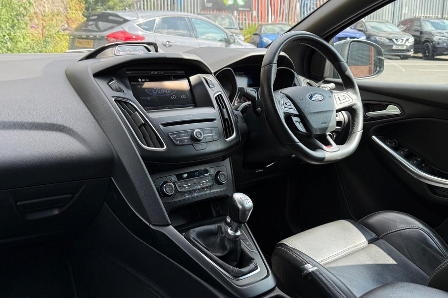 2016 Ford Focus photo 9