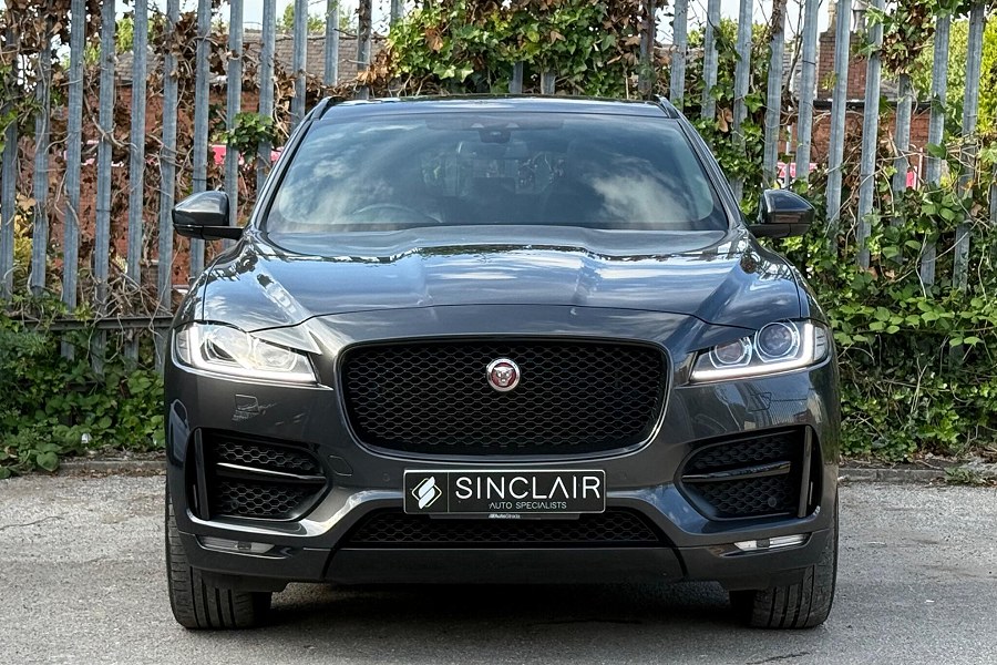 Jaguar F-PACE photo 2