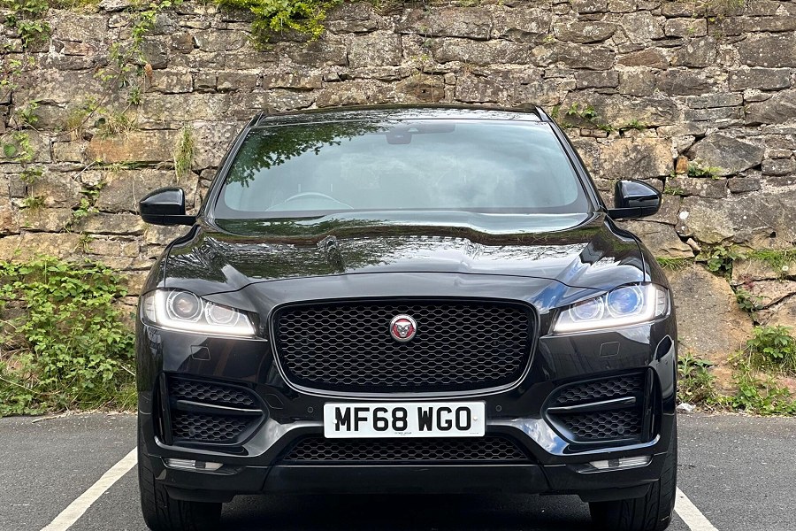 Jaguar F-PACE photo 2