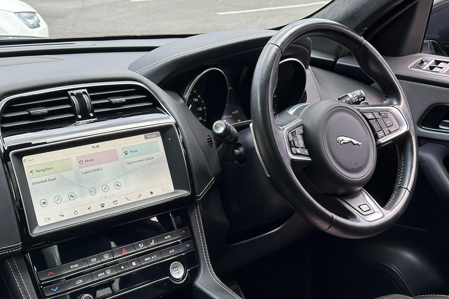 2018 Jaguar F-PACE photo 9