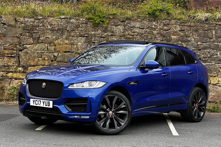 2017 Jaguar F-PACE photo 3