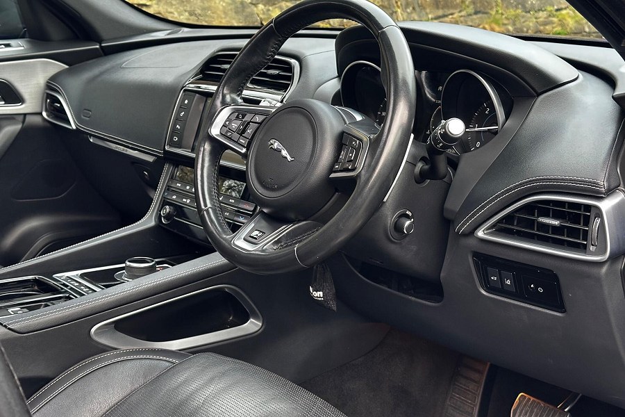 2017 Jaguar F-PACE photo 10