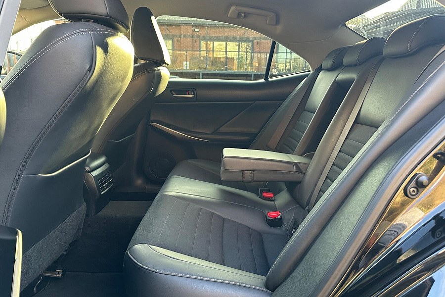 2020 Lexus IS photo 12