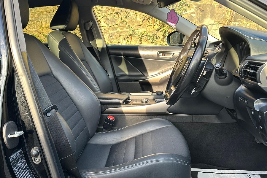 2020 Lexus IS photo 9