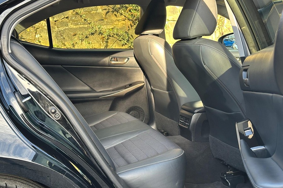 2020 Lexus IS photo 10
