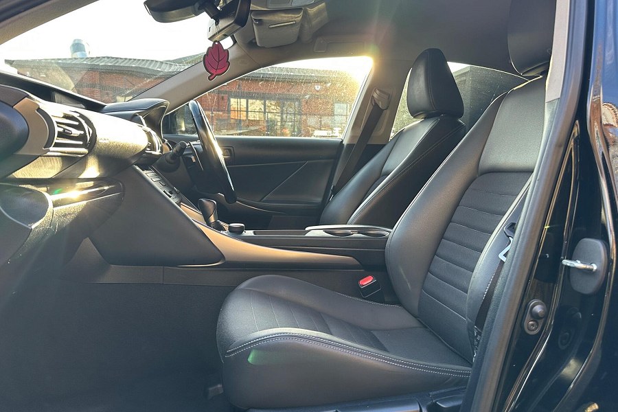 2020 Lexus IS photo 13