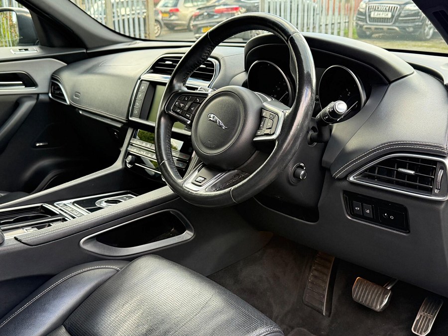 2017 Jaguar F-PACE photo 10