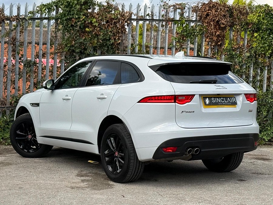 2017 Jaguar F-PACE photo 4