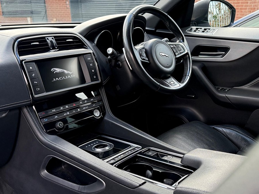 2017 Jaguar F-PACE photo 9