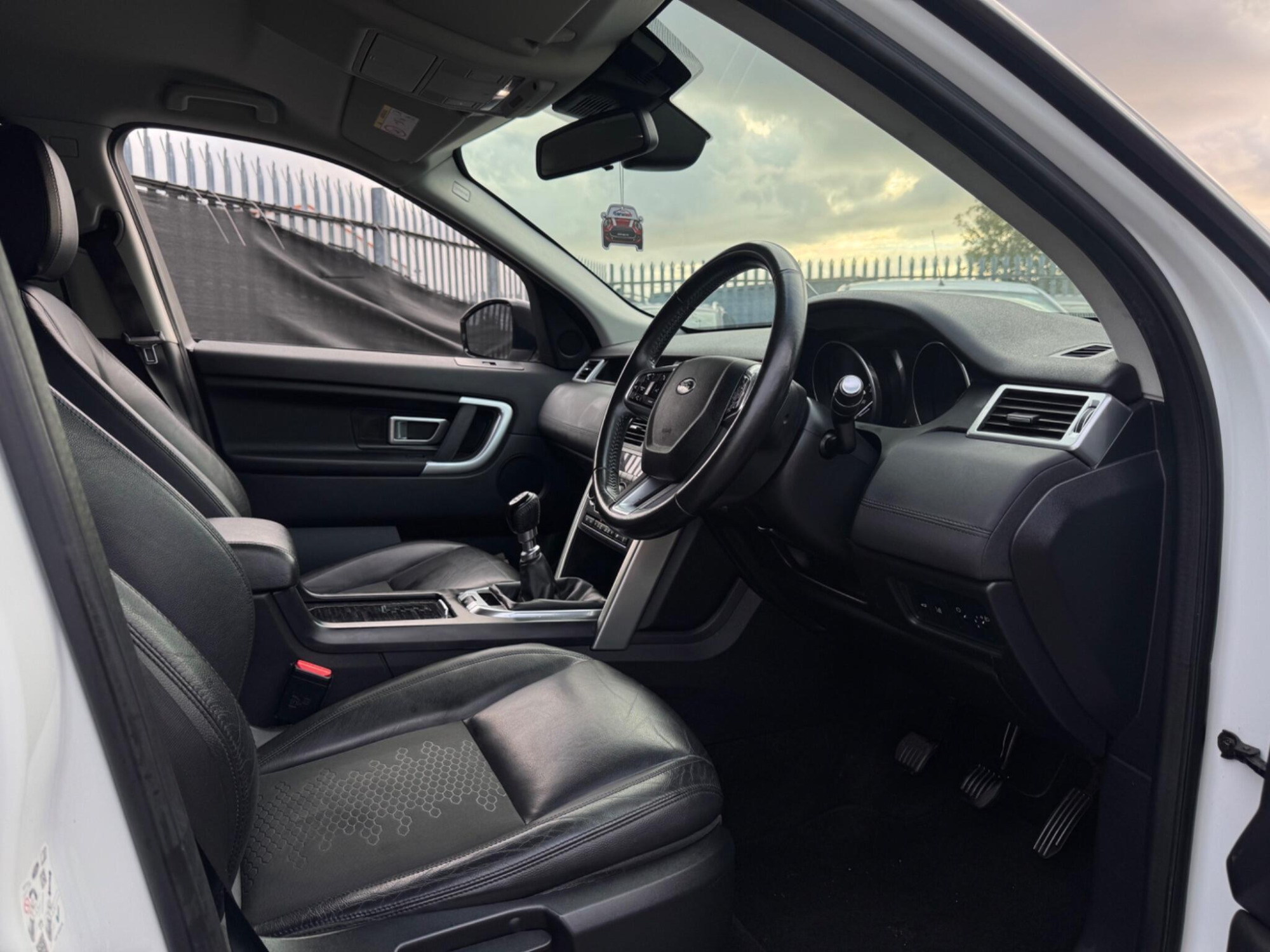 2017 Land Rover Discovery Sport image 3