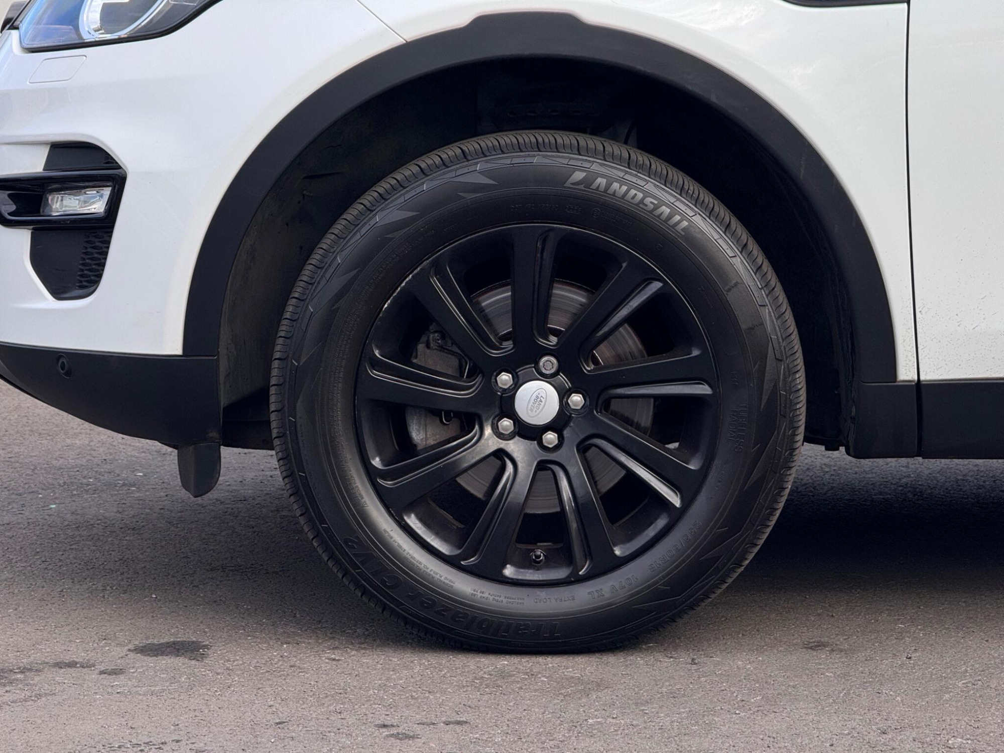 2017 Land Rover Discovery Sport image 17