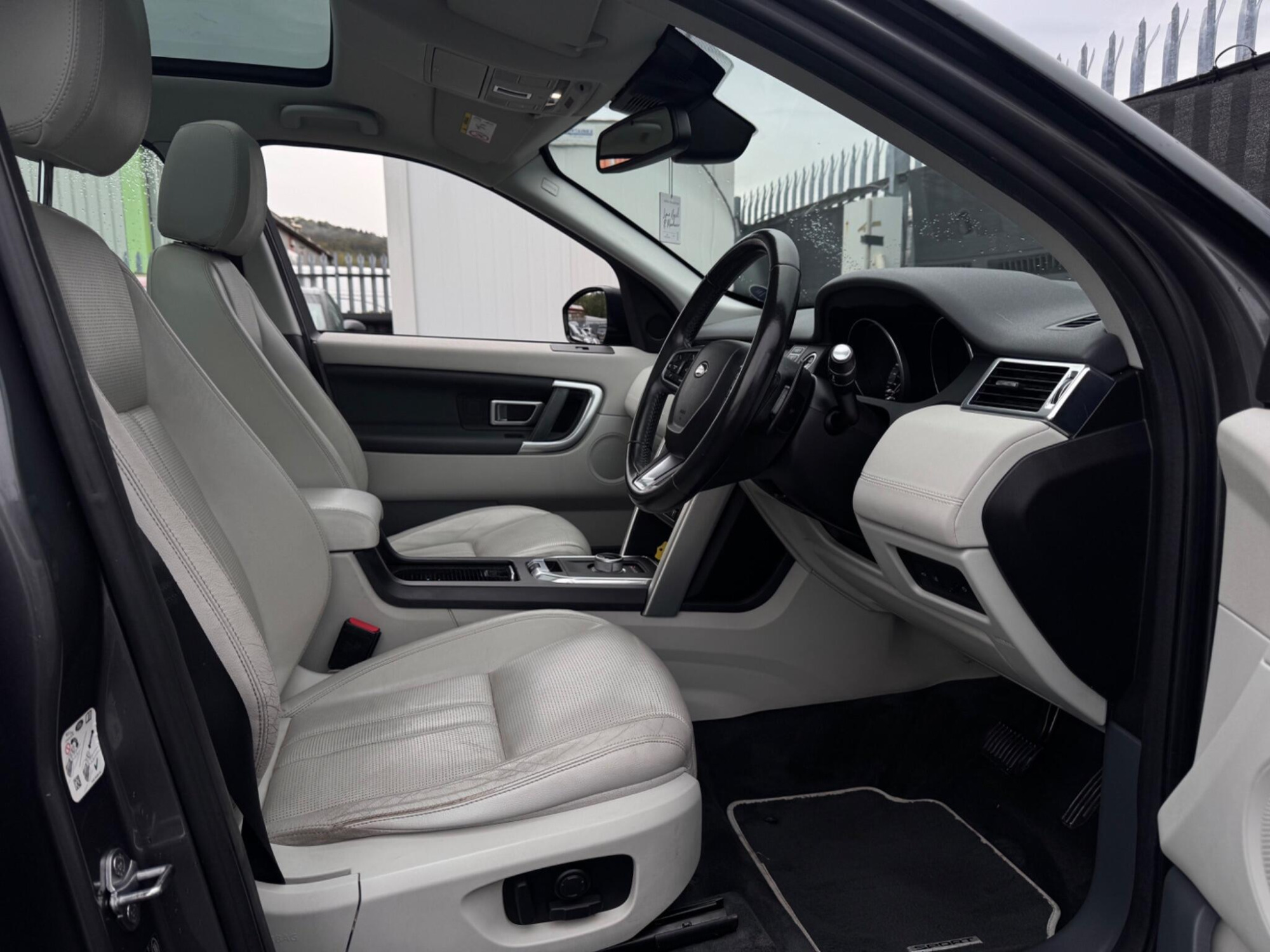 2016 Land Rover Discovery Sport image 23