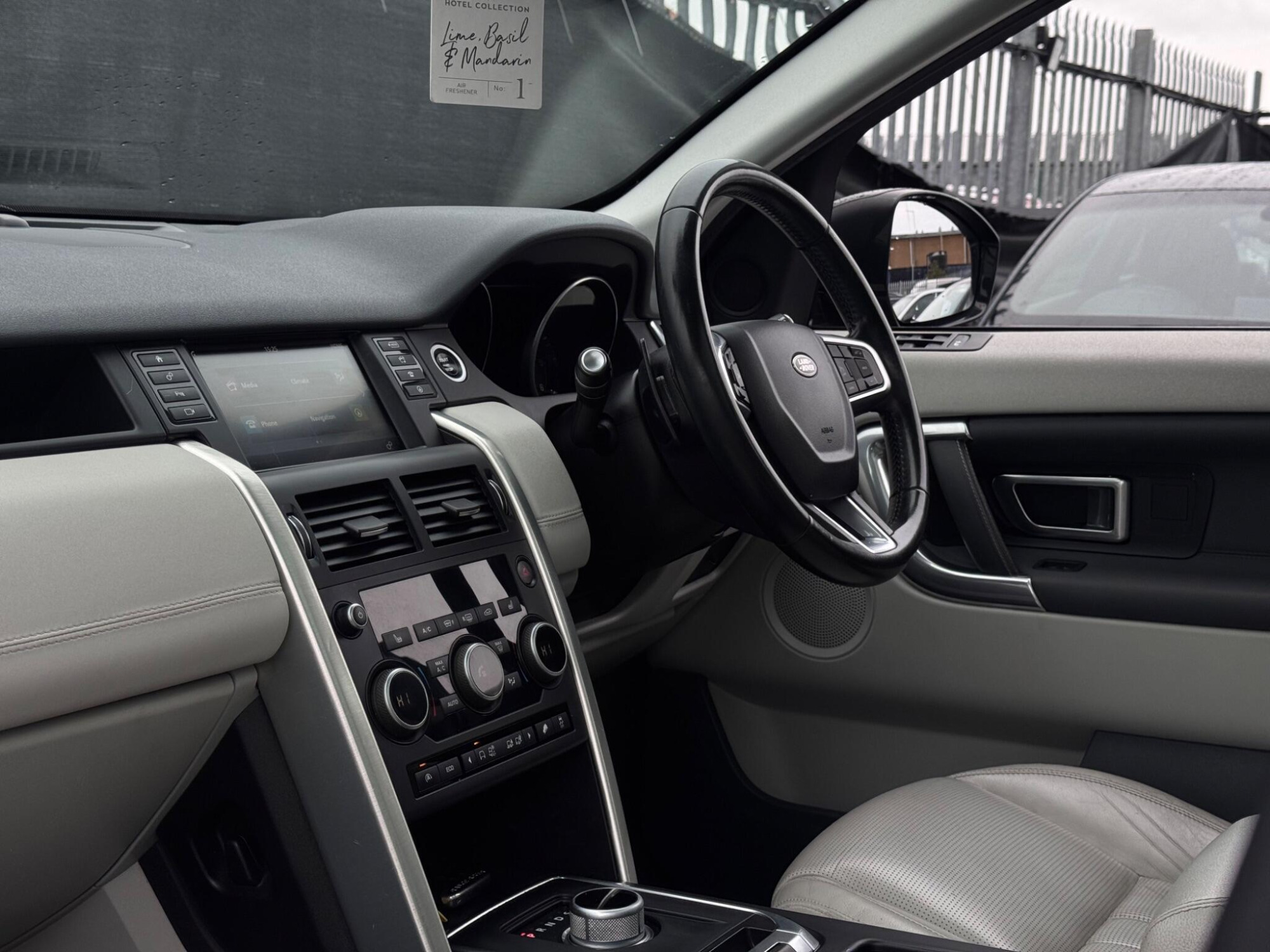 2016 Land Rover Discovery Sport image 16