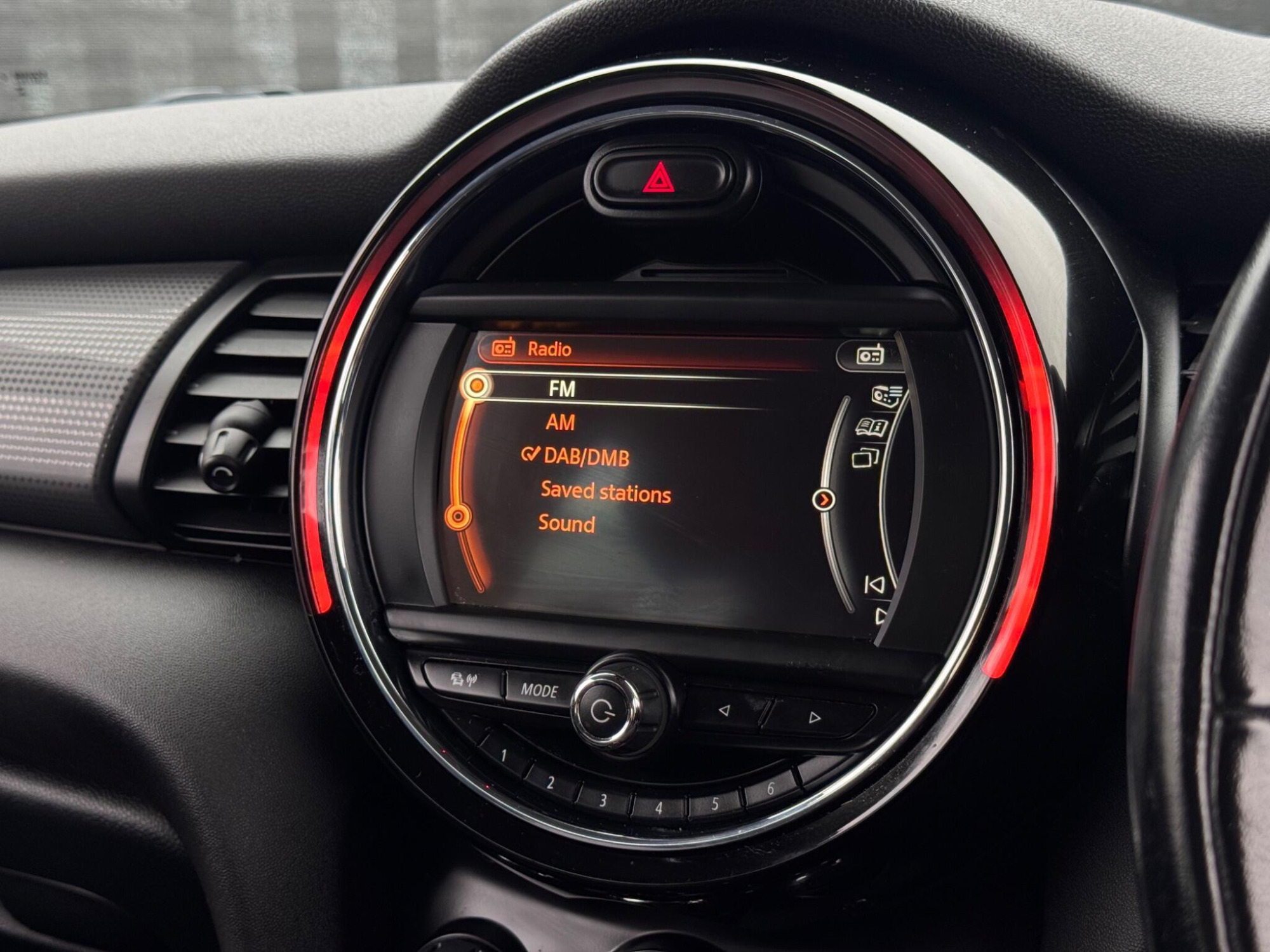 2014 MINI Hatch image 28