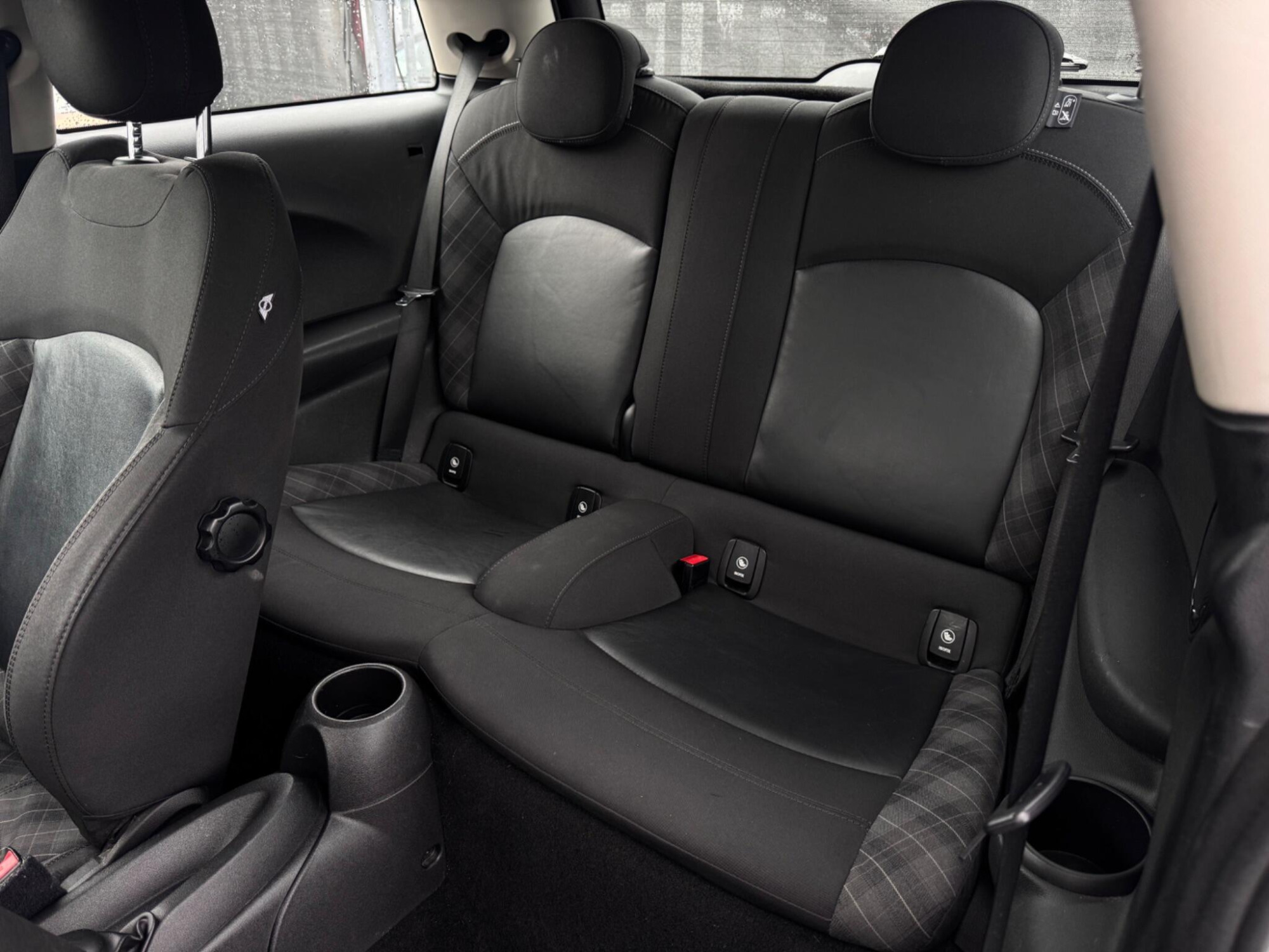 2014 MINI Hatch image 15