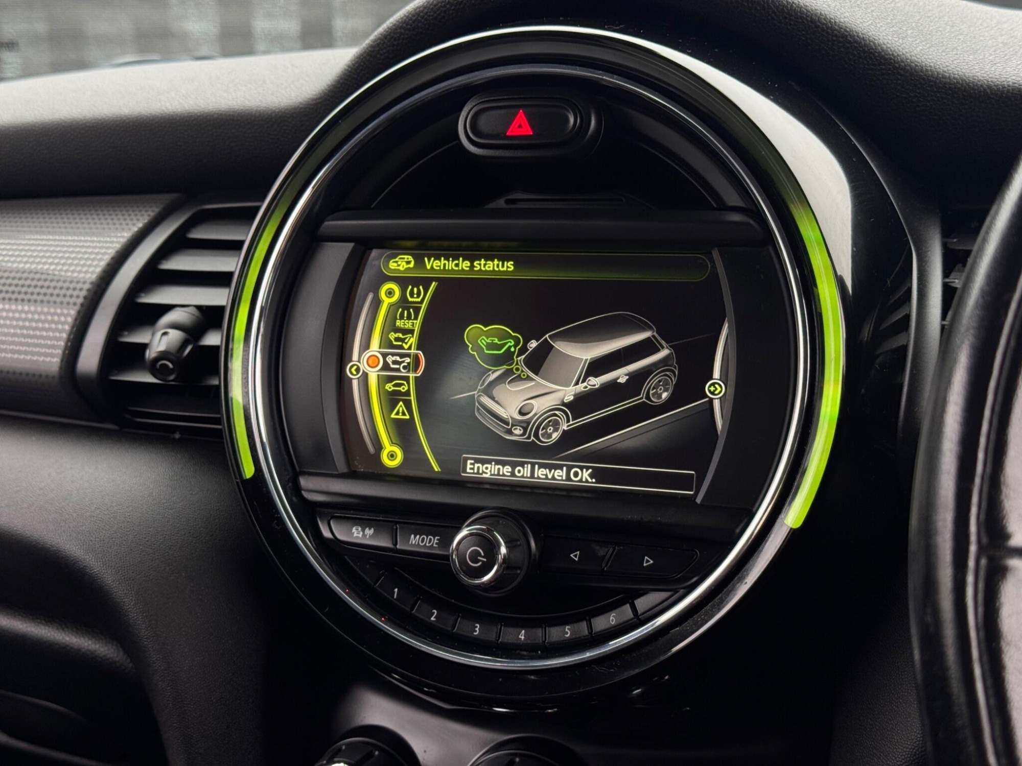 2014 MINI Hatch image 31