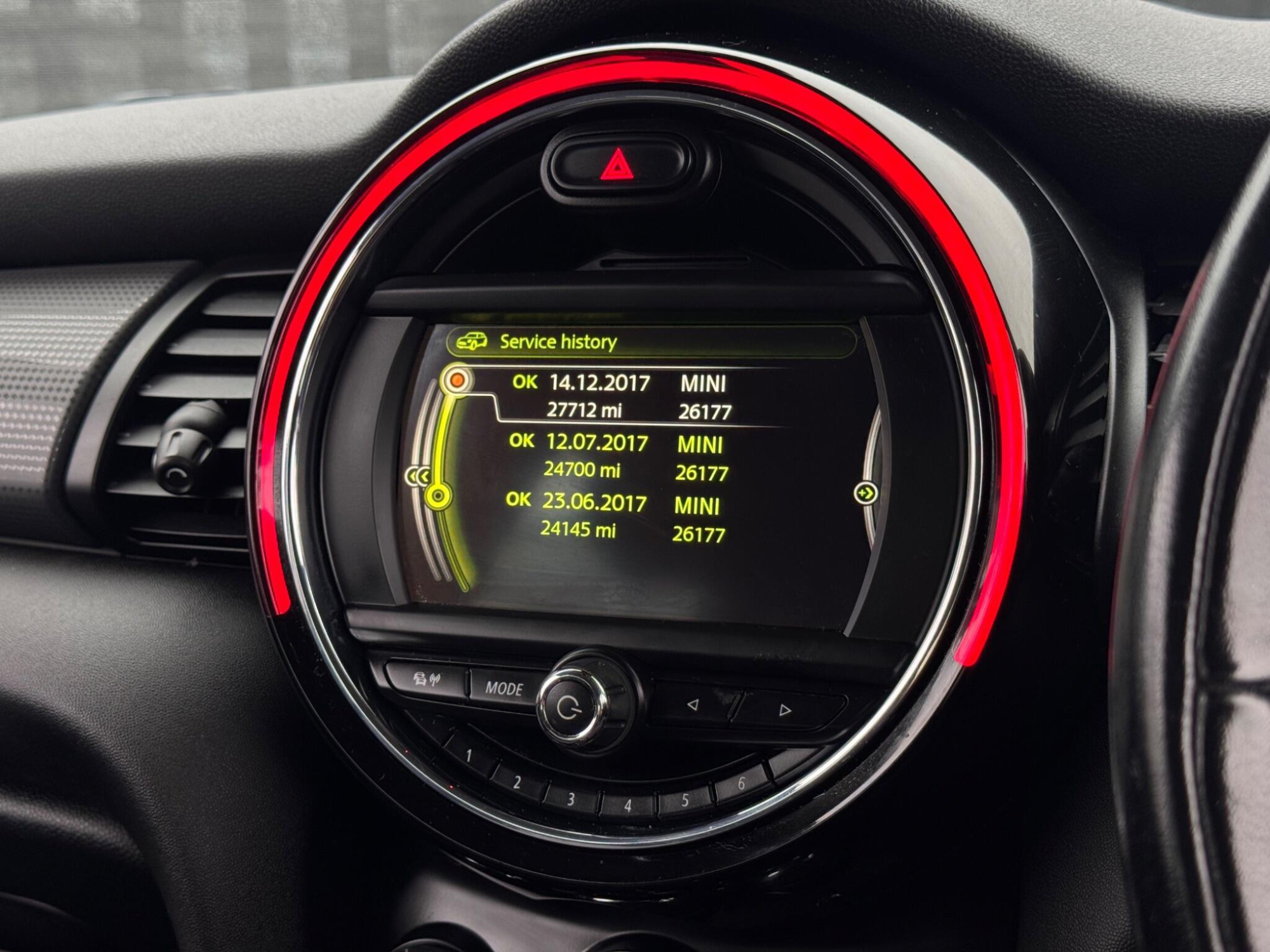 2014 MINI Hatch image 29