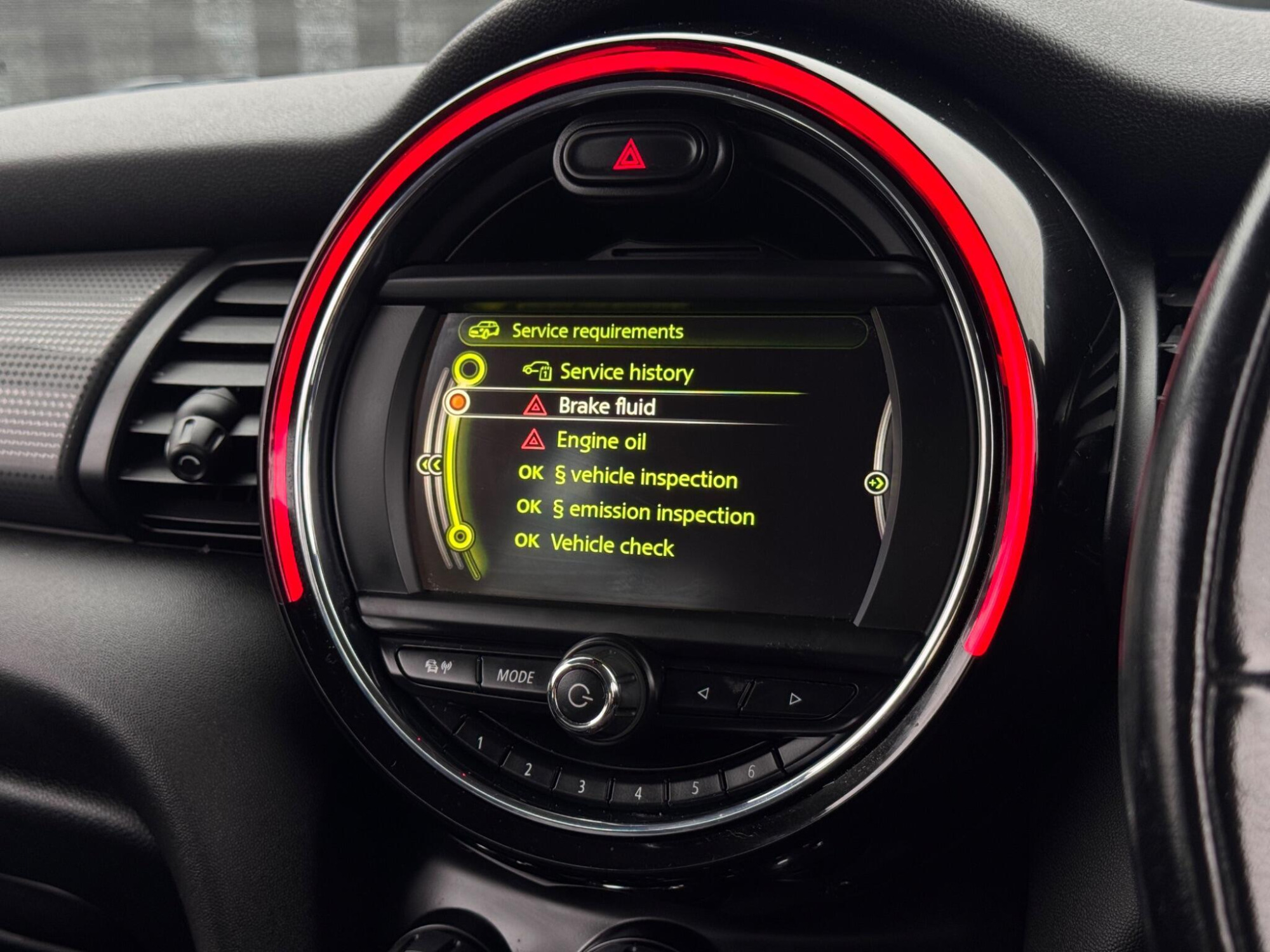 2014 MINI Hatch image 30