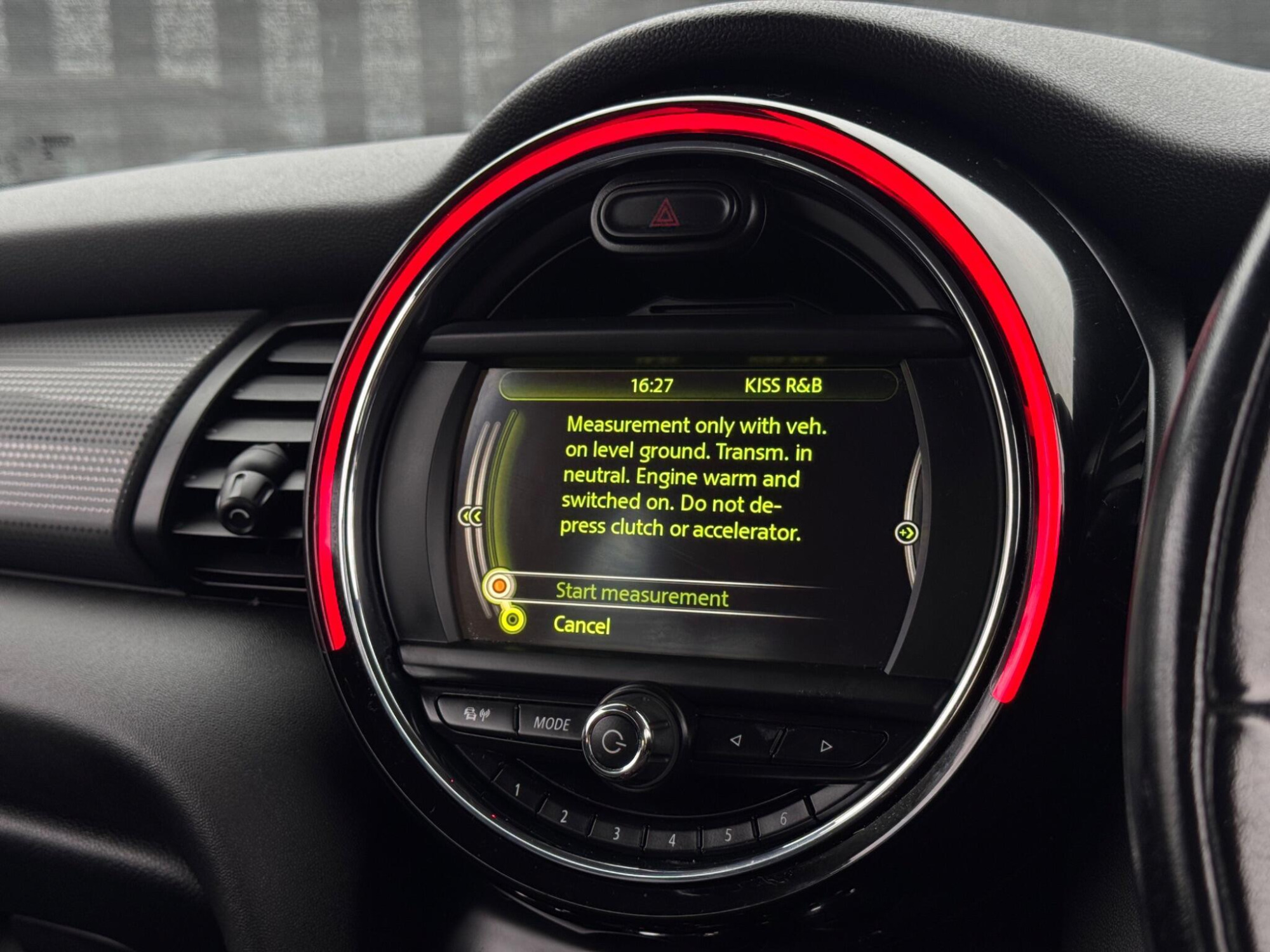 2014 MINI Hatch image 25