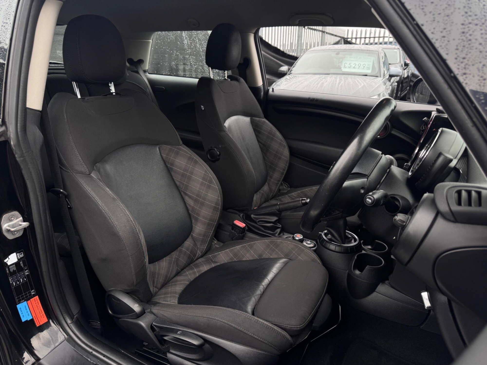 2014 MINI Hatch image 13