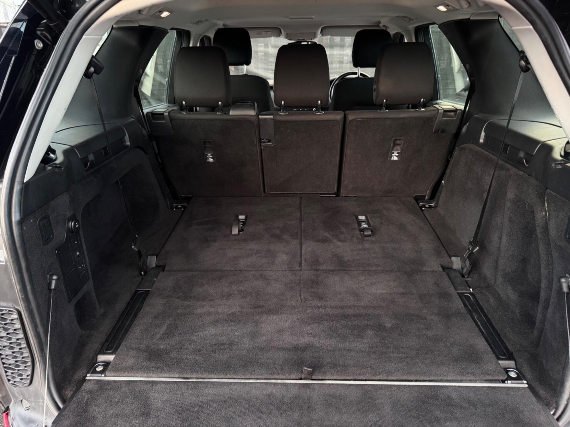 2017 Land Rover Discovery image 19