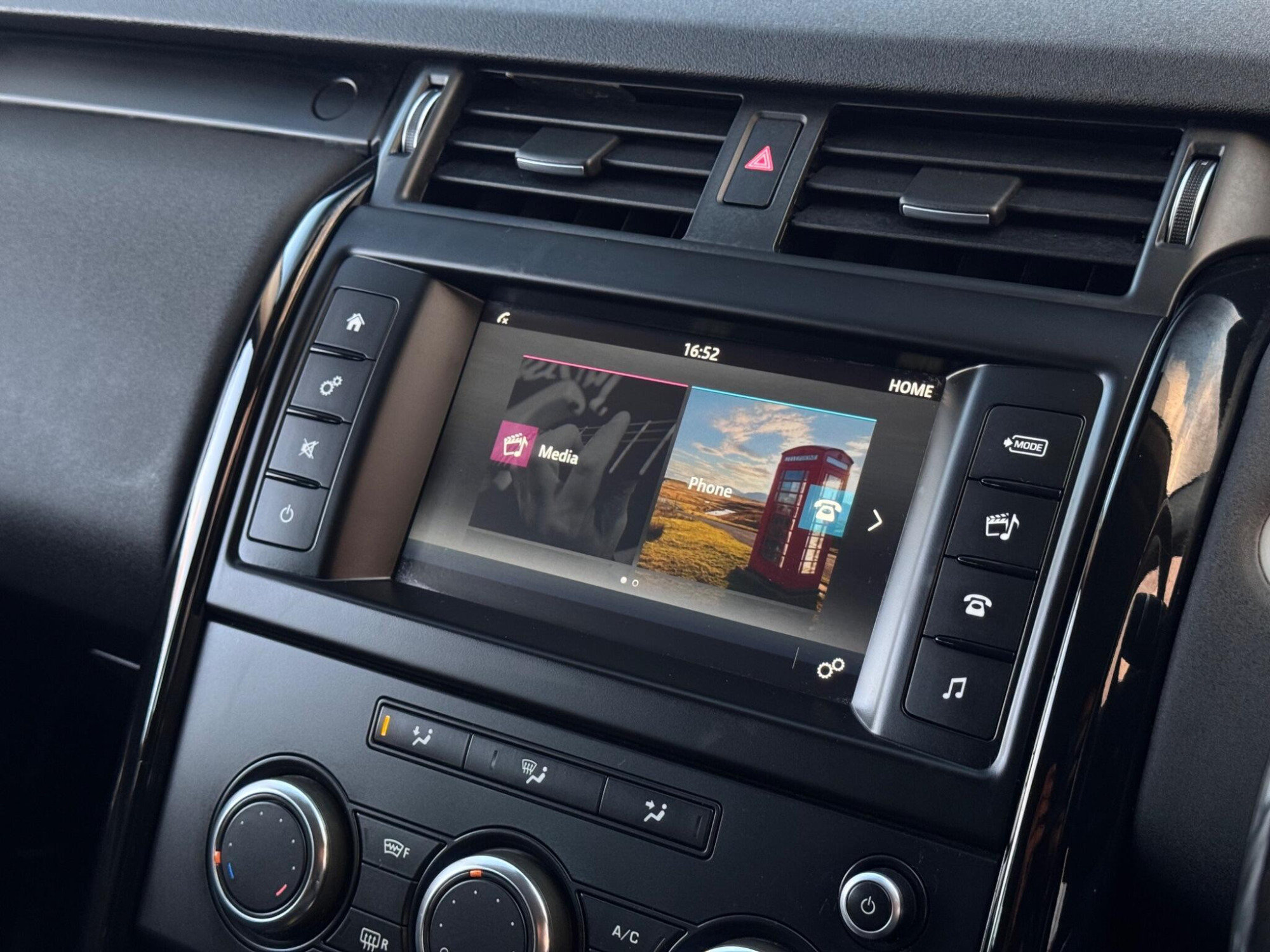 2017 Land Rover Discovery image 24