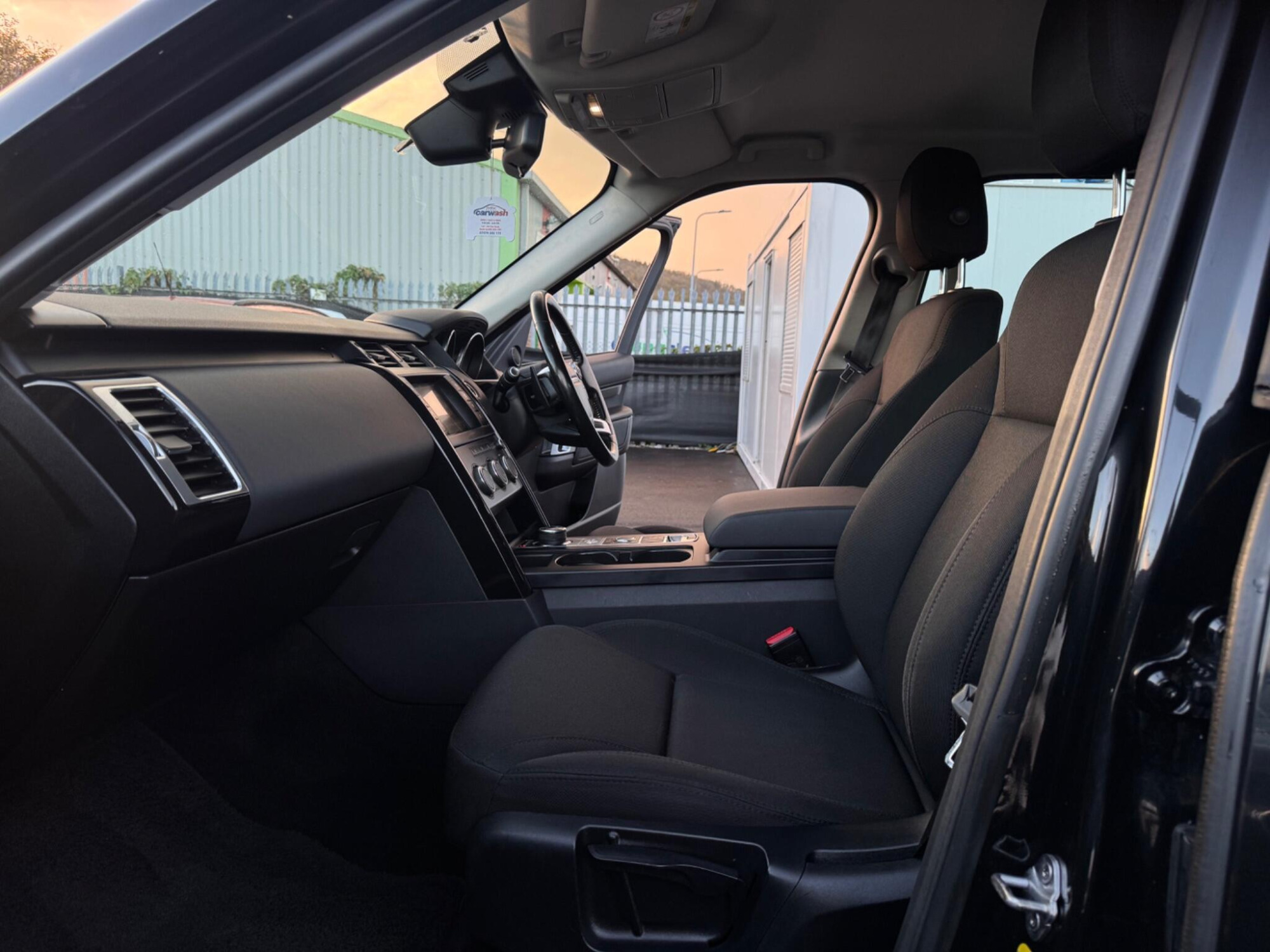 2017 Land Rover Discovery image 7