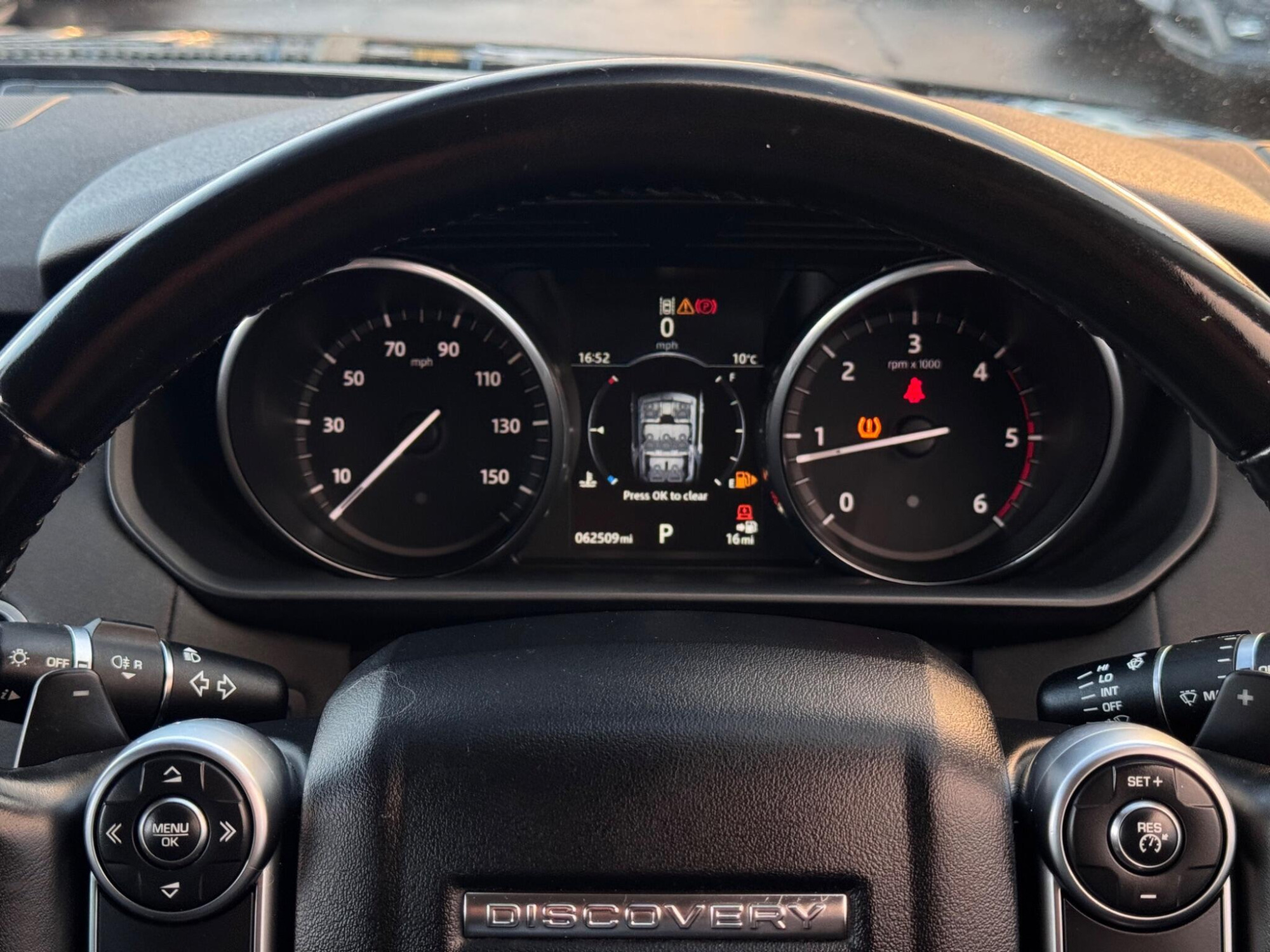2017 Land Rover Discovery image 25