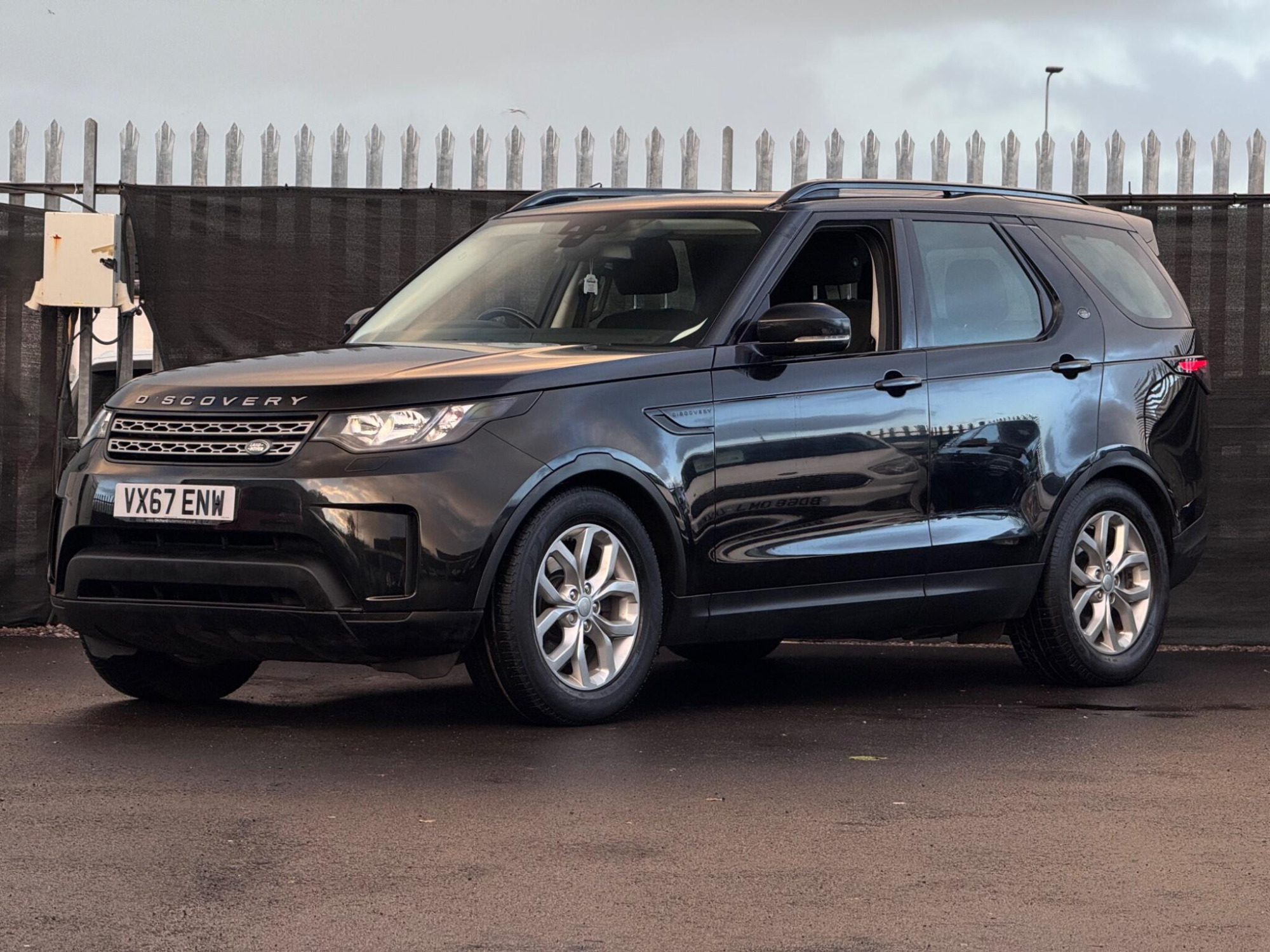 2017 Land Rover Discovery image 11