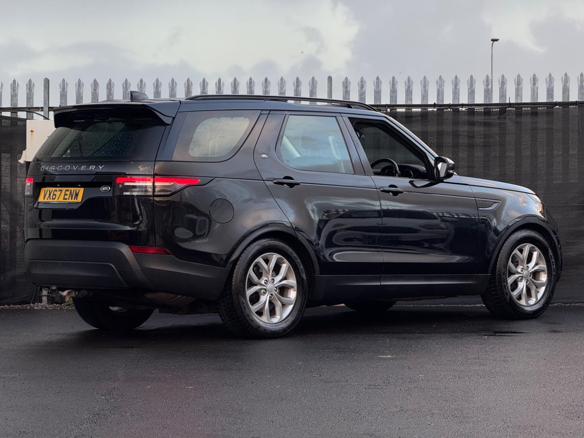 2017 Land Rover Discovery image 13