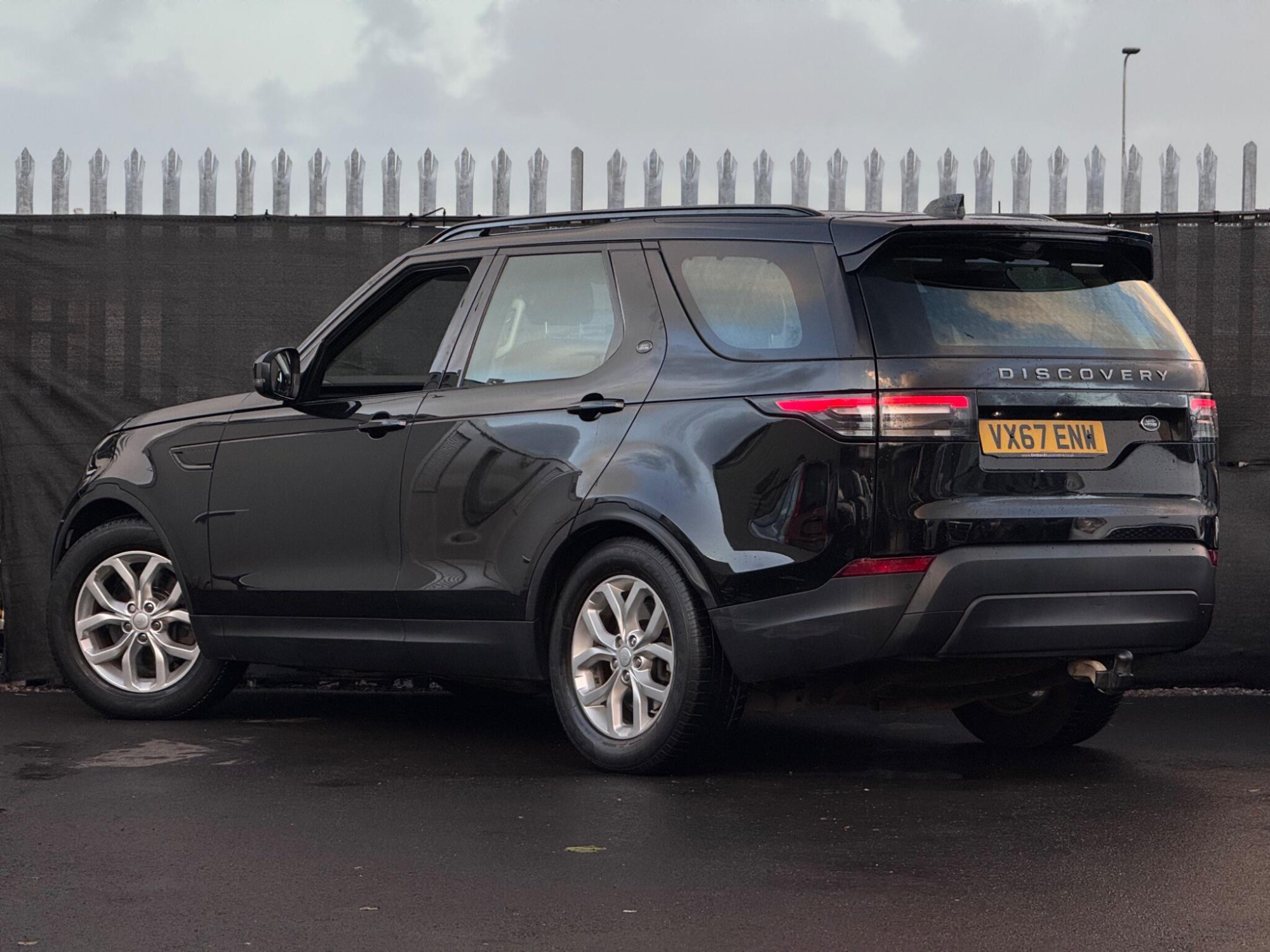 2017 Land Rover Discovery image 2