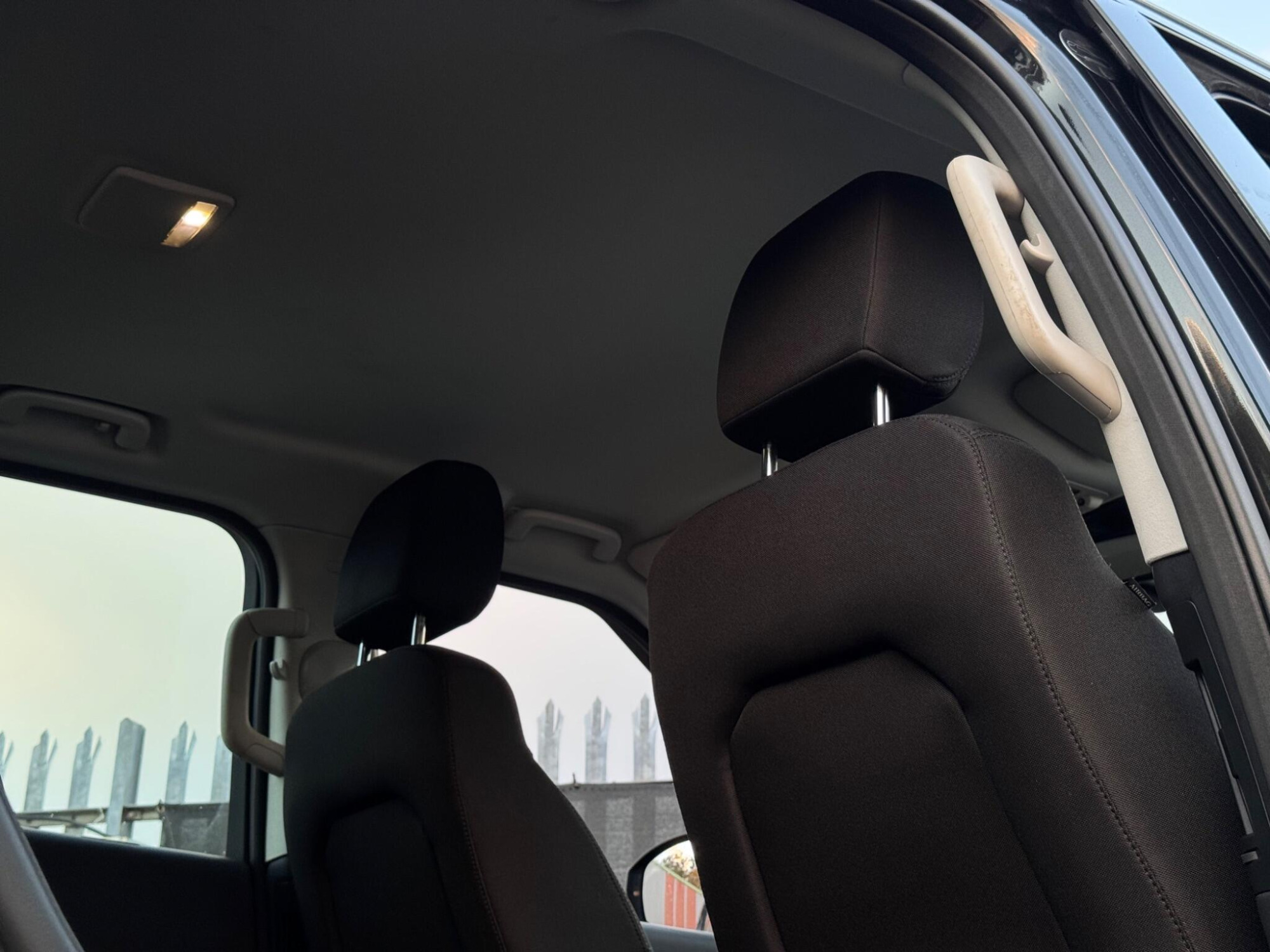 2017 Land Rover Discovery image 16