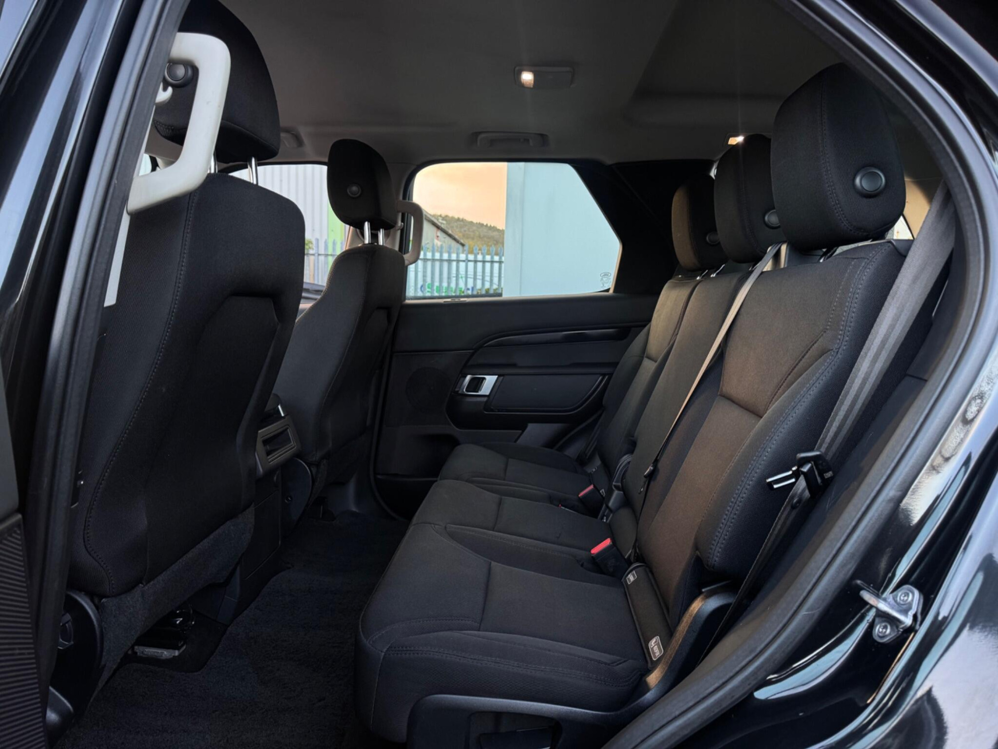 2017 Land Rover Discovery image 6