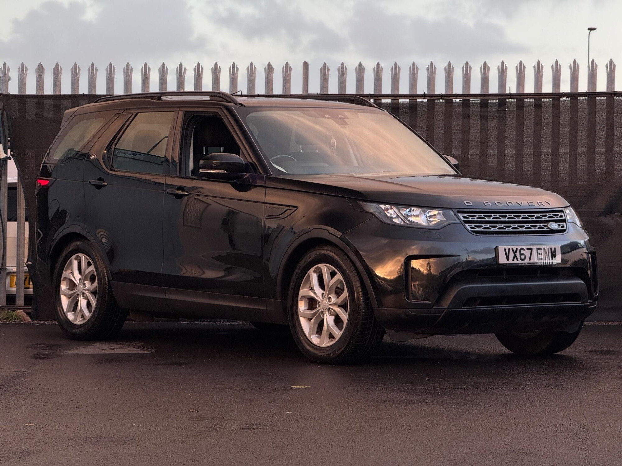 2017 Land Rover Discovery image 1