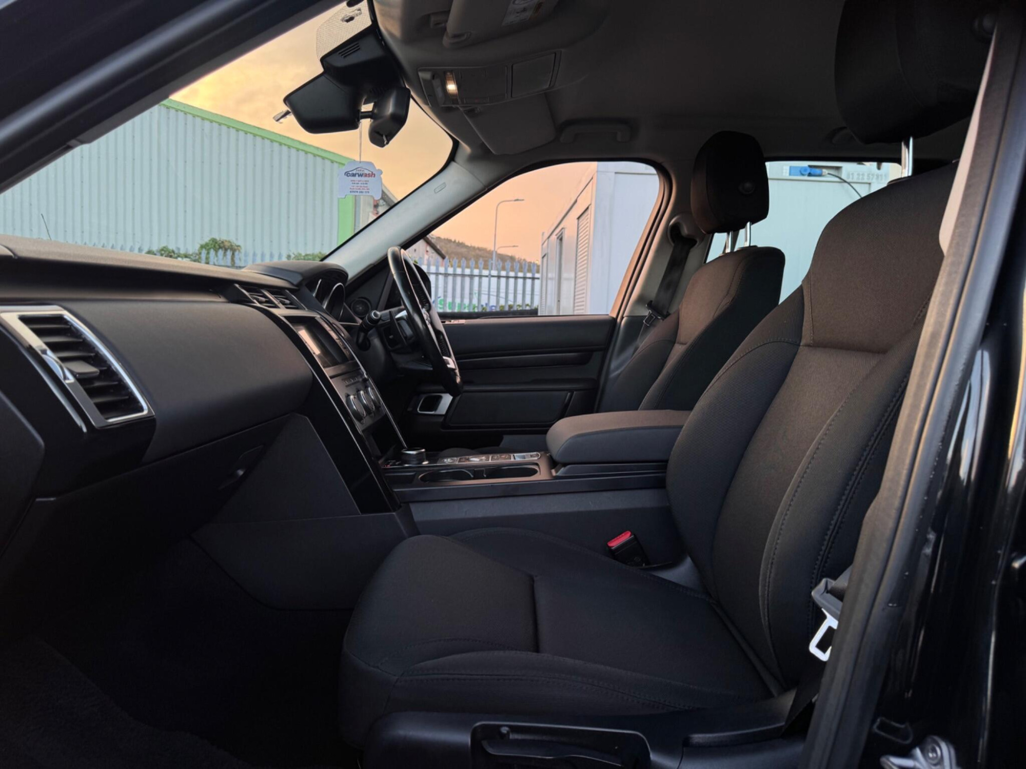 2017 Land Rover Discovery image 27